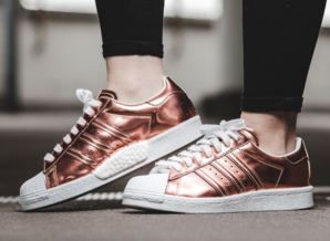 adidas 阿迪達(dá)斯 Superstar Boost 女款運(yùn)動(dòng)板鞋