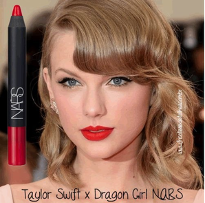Taylor Swift 最愛(ài)的紅唇色！ NARS 絲絨迷霧唇筆（超顯白Dragon Girl 色）
