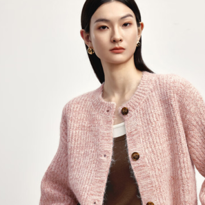 eifini 伊芙麗2024秋季 女圓領(lǐng)慵懶粗線針織開衫外套