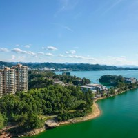 1晚121元，全房型通兌！全程不加價！千島湖鼎和度假公寓1晚（含雙早+騎行1h+歡樂棋牌1h+有機魚頭券1張）