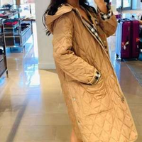 Burberry 博柏利 女士棕色聚酰絎縫徽標(biāo)長款連帽棉服80945821