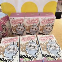 泡泡瑪特 POP MART POPMART泡泡瑪特LABUBU THE MONSTERS心動馬卡龍?zhí)履z送贈品咬線器