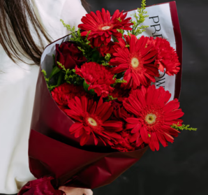 某東鮮花玫瑰康乃馨紅色混合花束