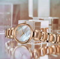 盡顯女性優(yōu)雅柔美！Citizen 西鐵城 Sunrise花語(yǔ)風(fēng)吟系列 EM0533-82Y 光動(dòng)能時(shí)尚女表