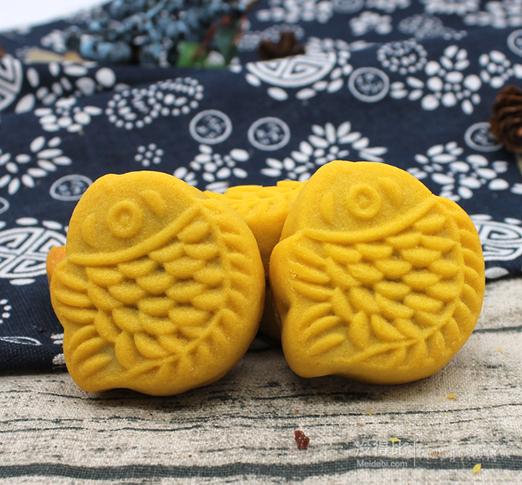 德谊"鸿章火了" 豆沙鲤鱼饼礼盒装 240g 9.9元包邮(券 立减)