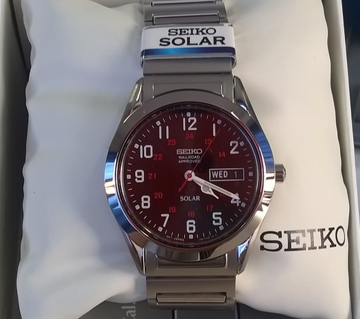 seiko 精工 光动能男士手表 sne179