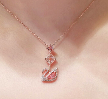 swarovski 施华洛世奇 dazzling swan 5473024 粉色天鹅项链